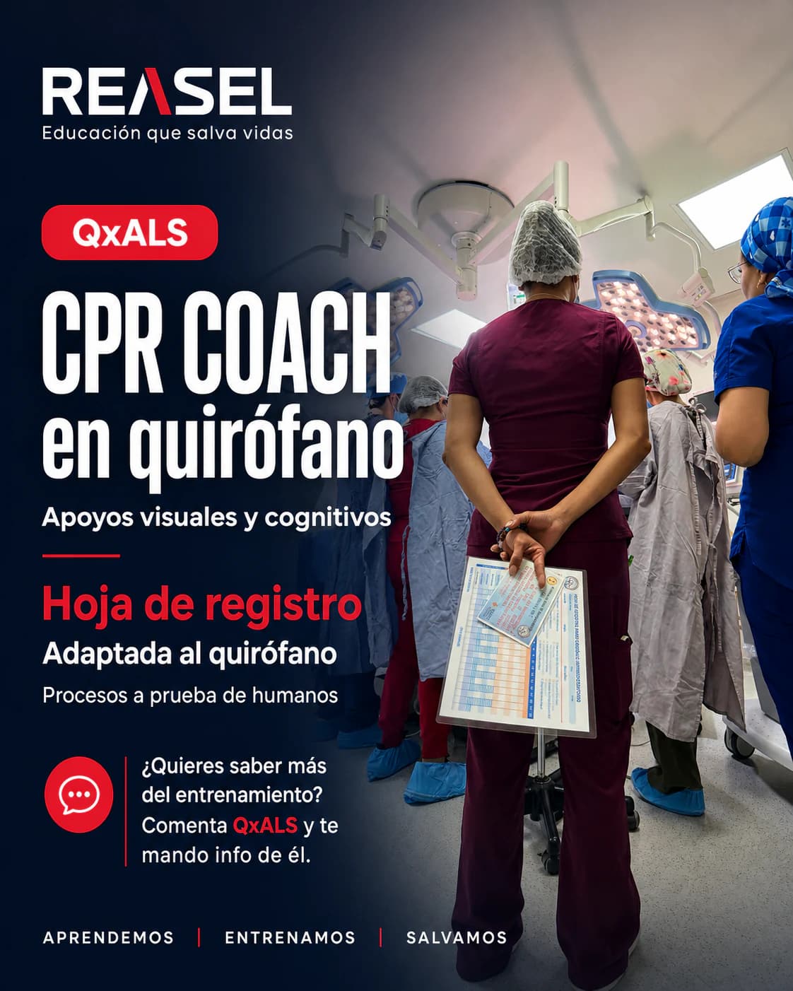 Participante sostiene una hoja de registro mientras observa una simulación en quirófano.