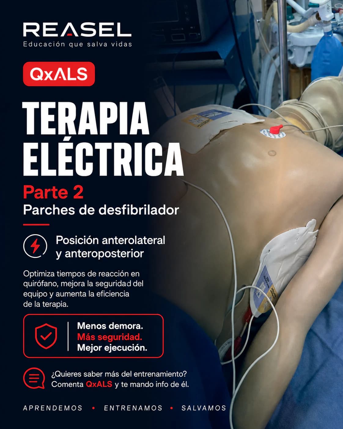 Simulador con parches de desfibrilación colocados para practicar terapia eléctrica.